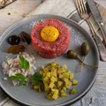 Tatar wołowy z żółtkiem i cebulą