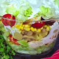 Sałatka warstwowa z kurczakiem curry