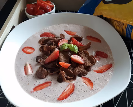 ŚNIADANIOWA ZUPA TRUSKAWKOWA
