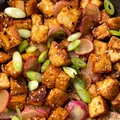 Smażę tofu w panierce na rozgrzanym oleju! To HIT dla fanów szybkich potraw z woka!