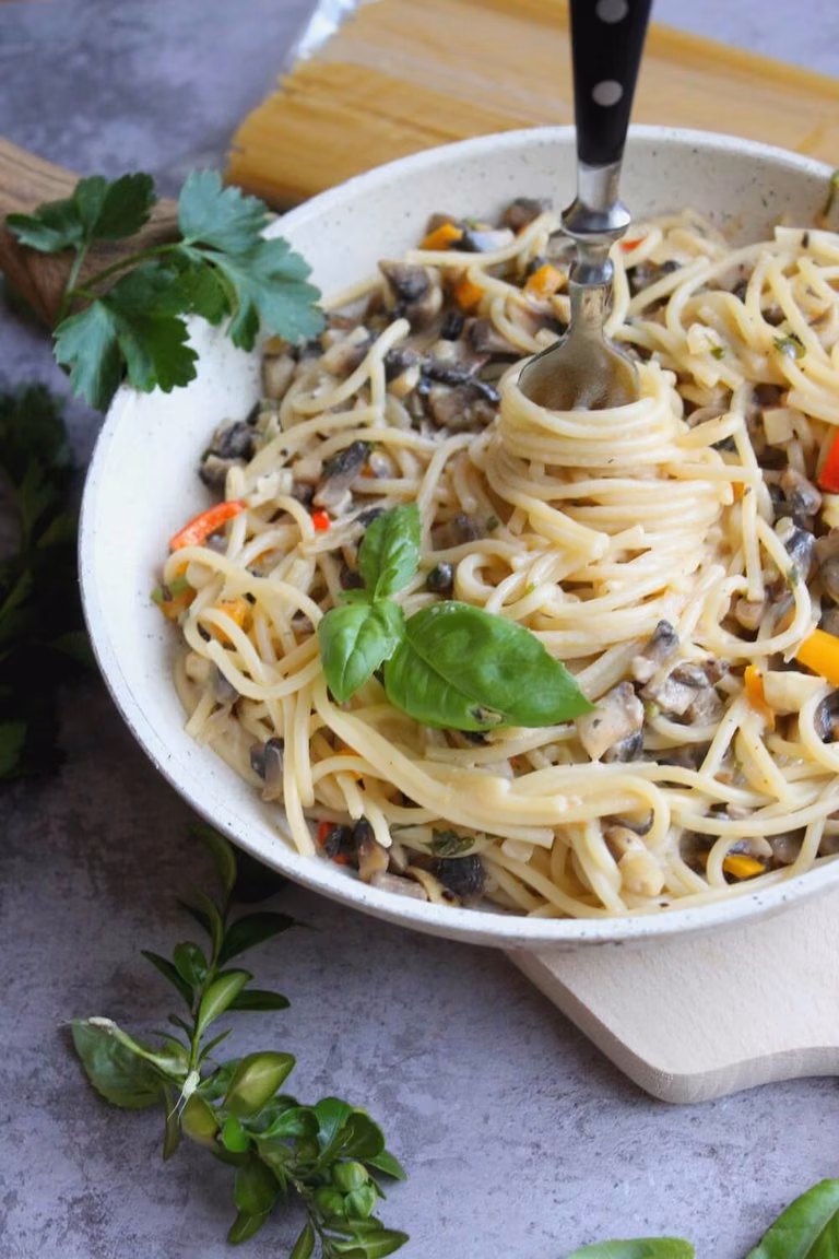 Spaghetti w śmietanowym sosie z papryką i pieczarkami