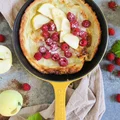 Pieczony nalesnik Dutch Baby. Po upieczeniu tworzy talerzyk, idealny by go nafaszerwać owocami!