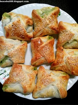 Sakiewki z ciasta francuskiego z nadzieniem szpinakowo-serowym