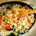 Warzywno-pieczarkowy ryż z patelni. Lekki obiad lub syta kolacja.