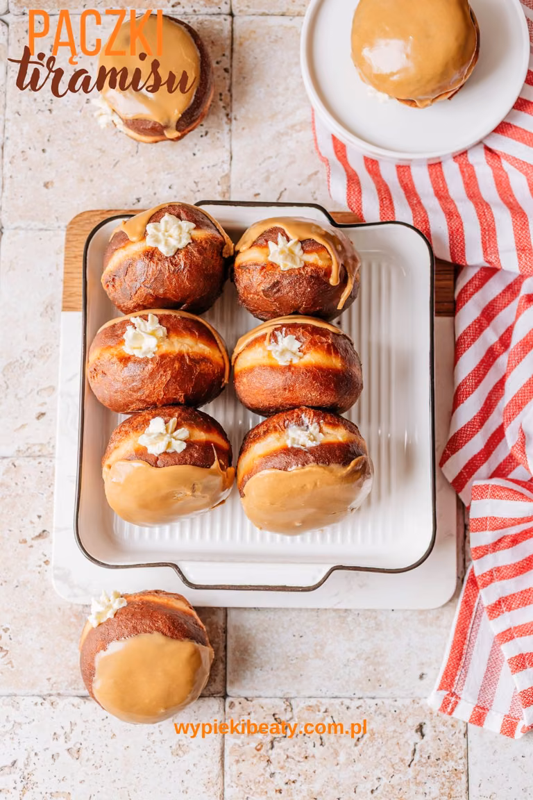 Domowe pączki tiramisu