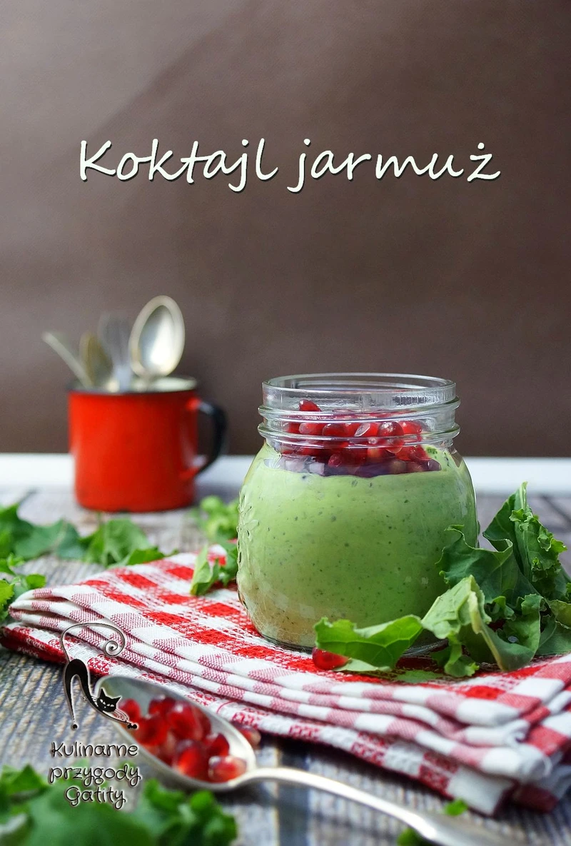 Zielony koktajl z jarmużem i granatem