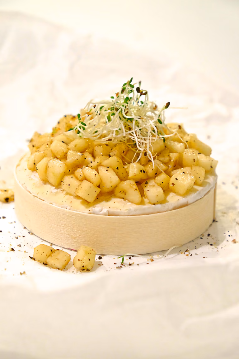 Camembert pieczony z jabłkiem