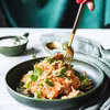 Marchewkowe spaghetti z kurkami i wegańską śmietanką słonecznikową
