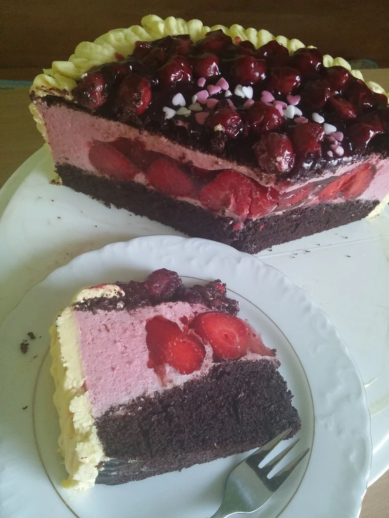 Truskawkowy tort z niespodzianką i Lemon Curd