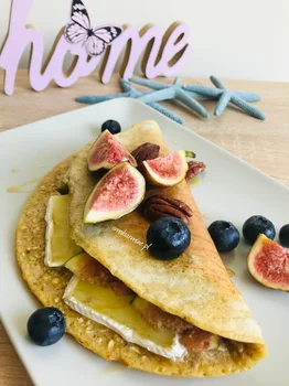 Omlet owsiany z camembertem i figami
