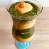 Kolorowe smoothie z groszkiem cukrowym i orzechami nerkowca