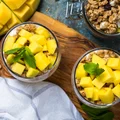 Parfait z mango i granolą