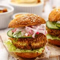 FALAFEL BURGER Z RZODKIEWKĄ I OGÓRKIEM