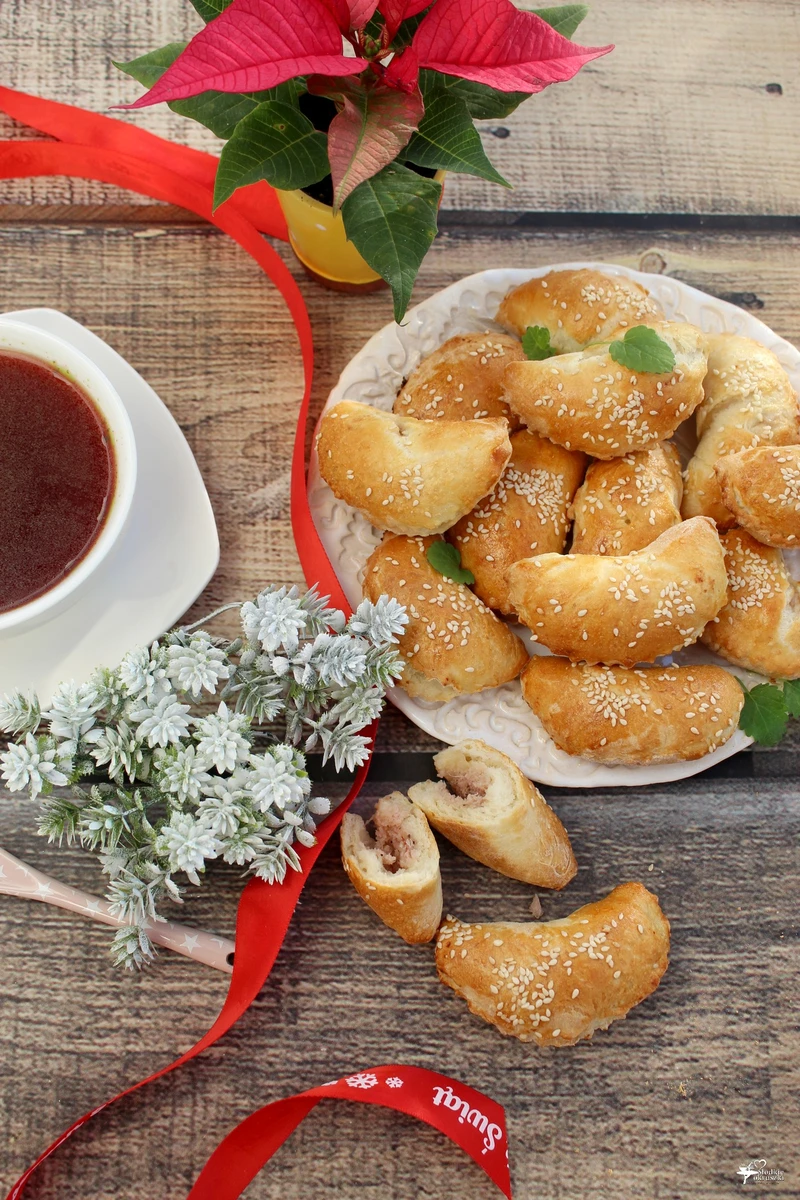 Pieczone pierożki z kapustą i kiełbasą
