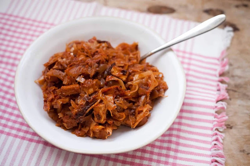 Wegański bigos z wędzonym tofu