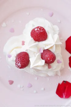 Mini beza pavlova serce z kremem i malinami