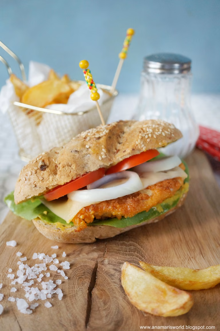 Domowy chicken burger z frytkami