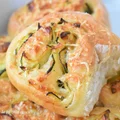 Drożdżowe ślimaczki z cukinią i parmezanem