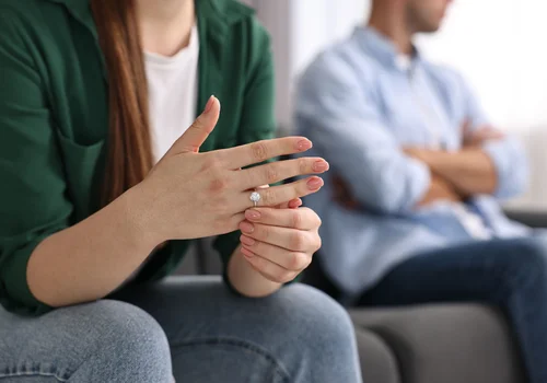 „On dowiedział się o mojej zdradzie i chce odwołać ślub – ale ja zrobiłabym wszystko, żeby to naprawić” – pisze Alicja [LIST]