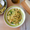 Farfalle alla carbonara z cukinią i groszkiem