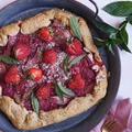 Orzechowe galette z truskawkami i rabarbarem