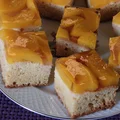 Ciasto jogurtowe z brzoskwiniami i galaretką