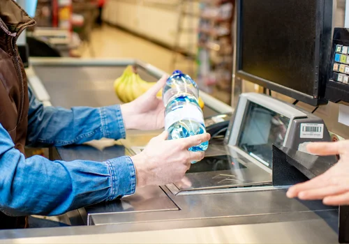 Przy kasie doliczą nawet 1 zł za te napoje! Jest oficjalna data wprowadzenia nowego systemu