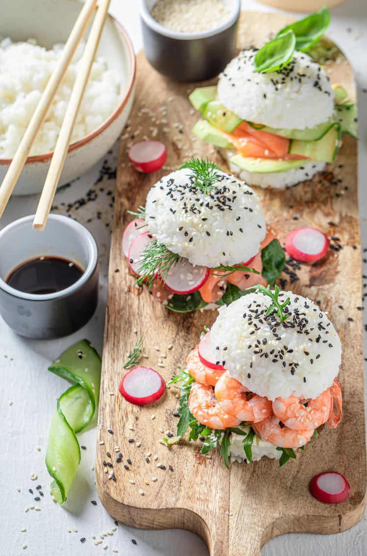 Zdjęcie Sushi w nowej odsłonie! Burgery z łososiem i awokado – hit każdej imprezy! #1