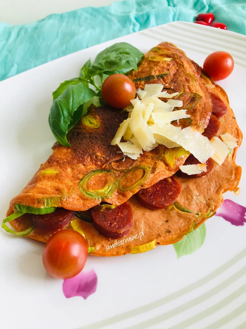 Omlet pomidorowy z porem i chorizo