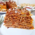 Tort naleśnikowy z mięsnym ragù i pieczarkami