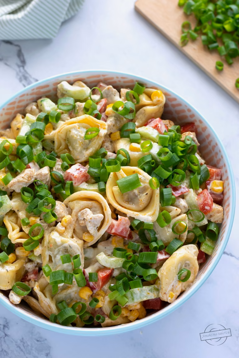 Sałatka z tortellini i kurczakiem