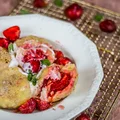 Knedle z truskawkami i migdałowa posypką.