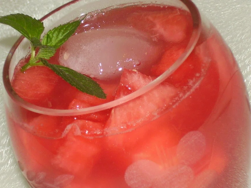 Orzeźwiający drink arbuzowy z likierem