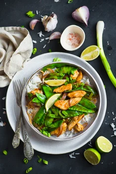 Stir fry z ryżem, kurczakiem i groszkiem cukrowym