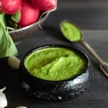 Pesto z liści rzodkiewki – wersja II (także dla wegan)