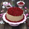 Tort kawowy z malinami