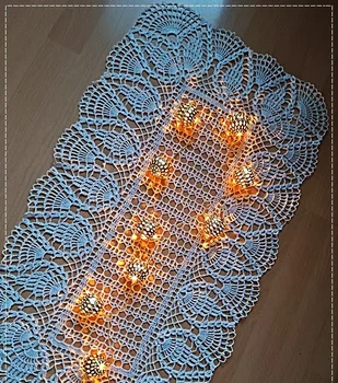 Biało- srebrny bieżnik 45 x 86 cm