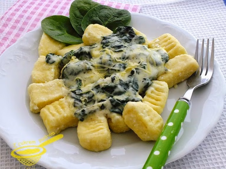 serowe gnocci z sosem szpinakowym