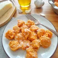 Kładzione kluski ze słodkich ziemniaków z czosnkowym masełkiem