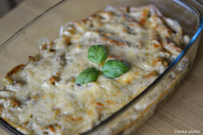 Zapiekanka makaronowa z pieczarkami i szpinakiem