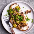 Grzanka z czosnkowym twarożkiem, pieczarkami i pesto