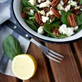 Sałatka z soczewicą, szpinakiem i serem feta