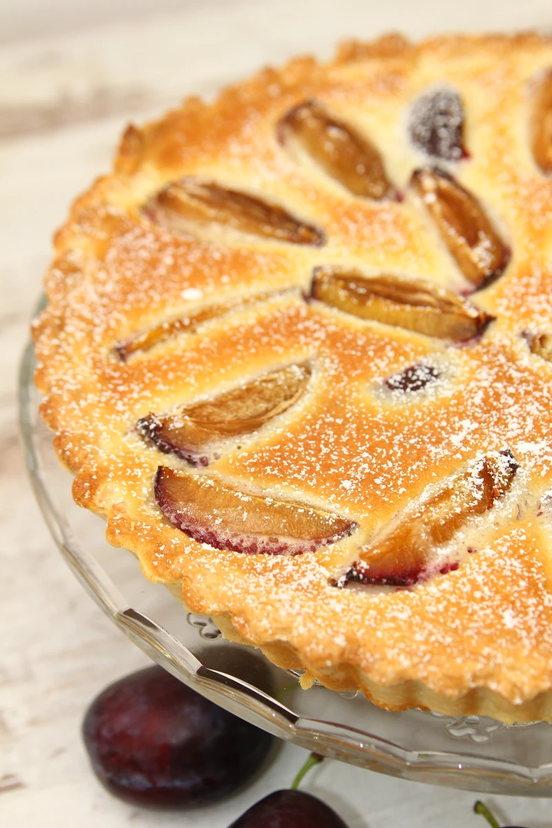 Tarta ze śliwkami i kremem