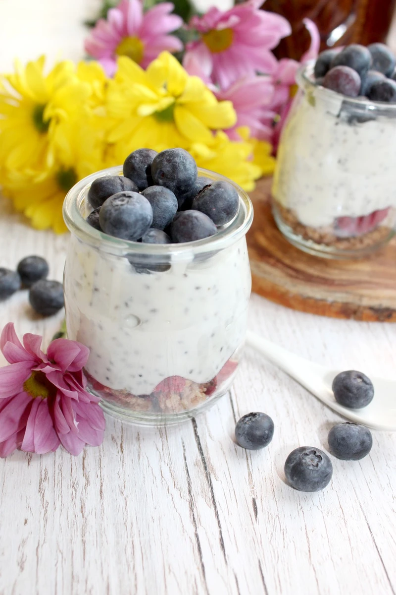 Jogurty idealne na diecie i lekki pudding chia z borówkami