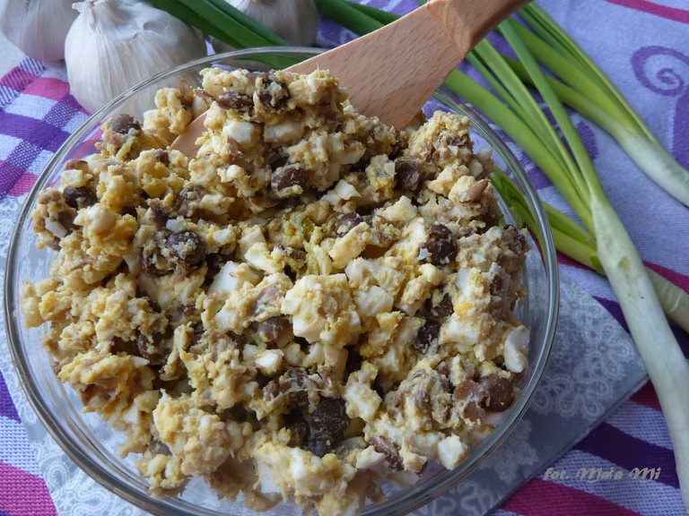 Pasta jajeczna z soczewicą, ogórkiem kiszonym i chrzanem