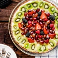 Tarta z kremem pâtissière i owocami lata