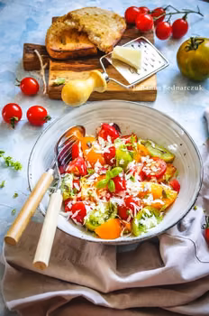 Sałatka z pomidorów z parmezanem