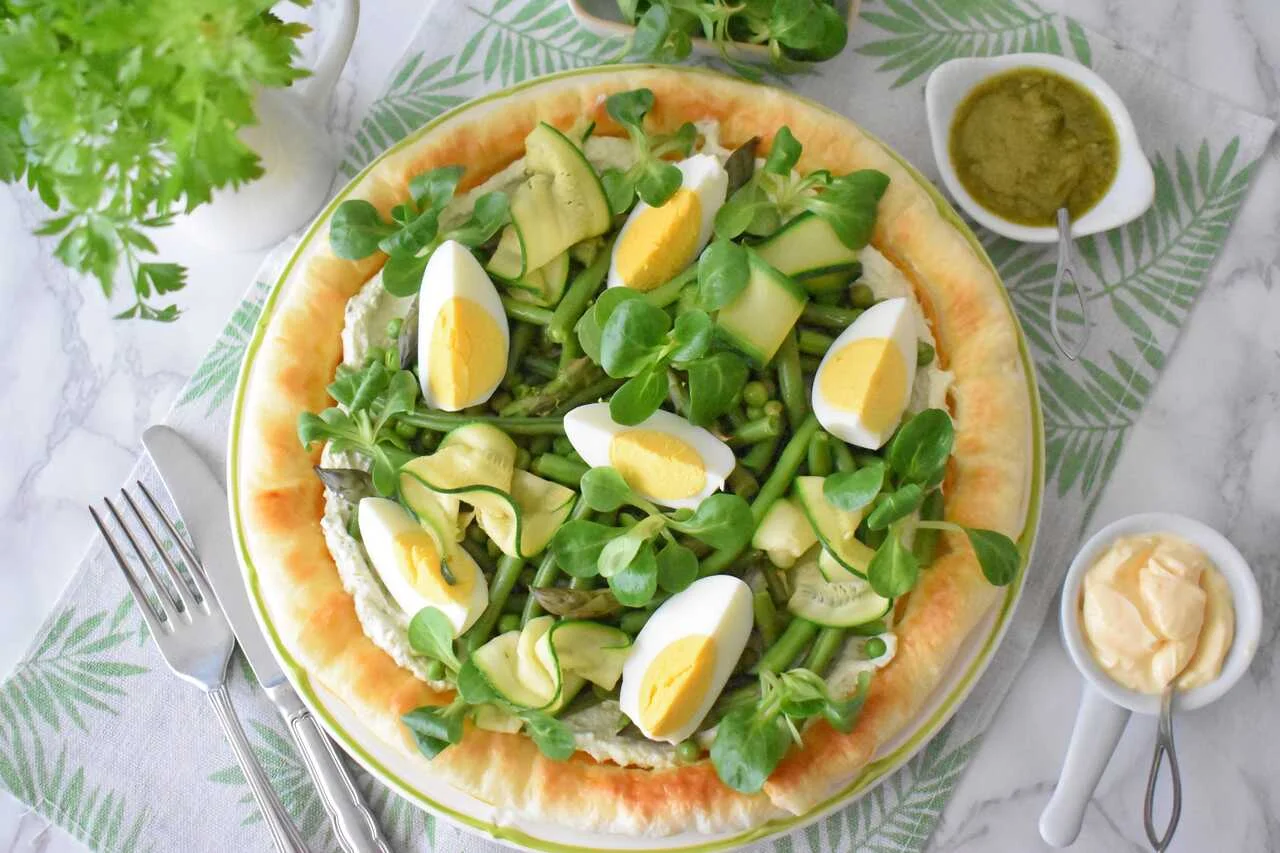 Tarta wielkanocna z warzywami i jajkami