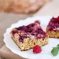 Bezglutenowe ciasto bananowe z malinami i kokosem