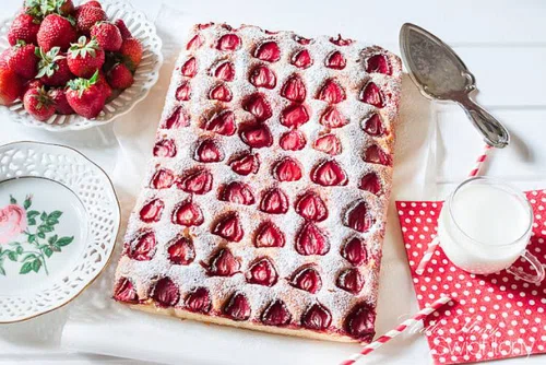 JOGURTOWE CIASTO Z TRUSKAWKAMI (NAJPROSTSZE)